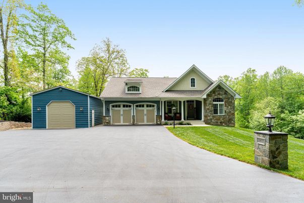 Exterior, Facade, Ranch