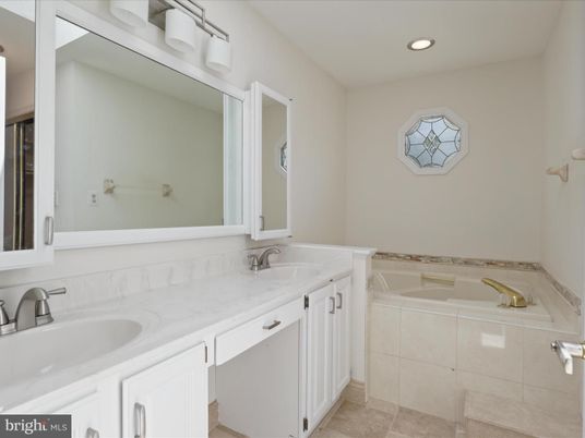 Bathroom, Dual Sink Vanities, Interior, Recessed Lighting