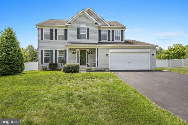 Attached, Exterior, Facade, Farmhouse