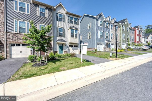 Attached, Exterior, Facade, Rowhouse