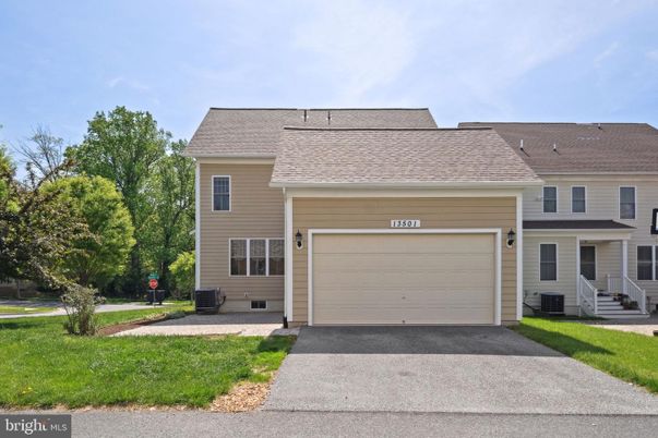 Attached, Exterior, Facade, Cape Cod