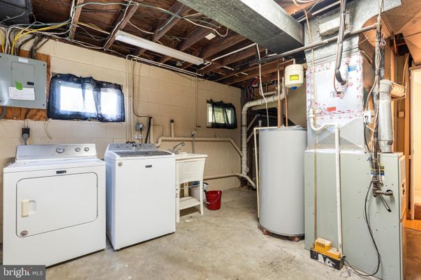 Interior, Washer, Wooden Beams