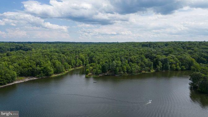 Exterior, Lake
