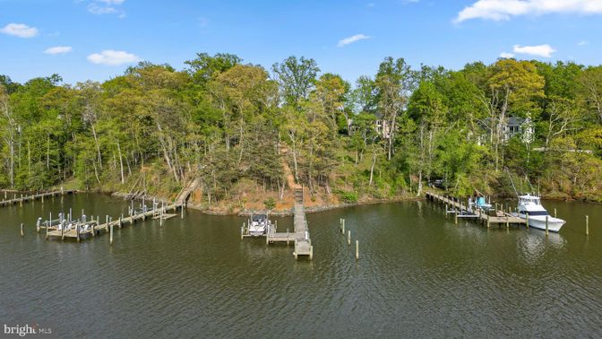 Exterior, Lake