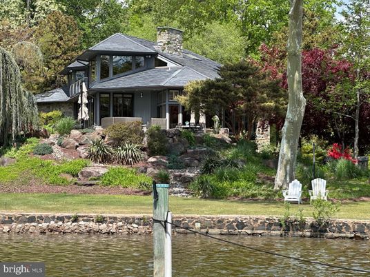 Exterior, Lake