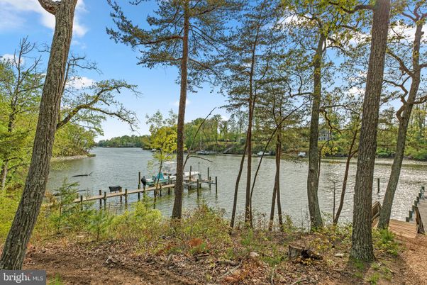 Exterior, Lake