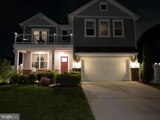 Attached, Exterior, Facade, American Craftsman