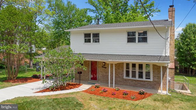 Exterior, Facade, Brick Facade, Split Level