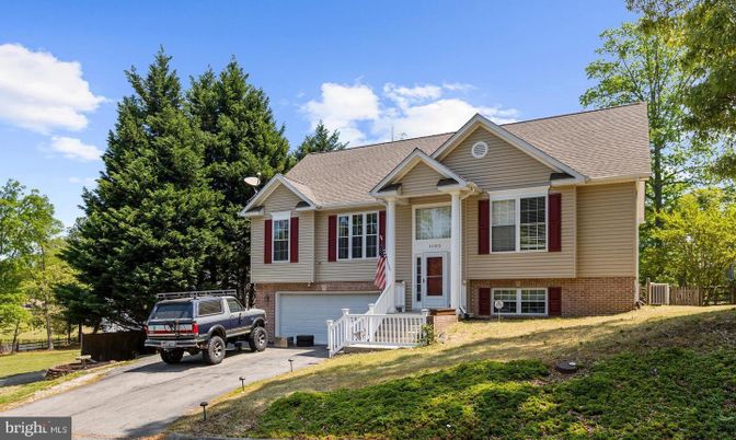 Attached, Exterior, Facade, Raised Ranch