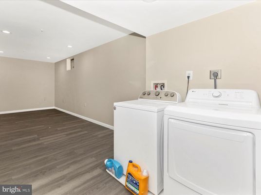 Interior, Recessed Lighting, Washer, Wood Texture Flooring