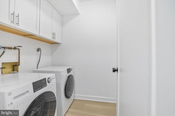 Interior, Washer, Wood Texture Flooring
