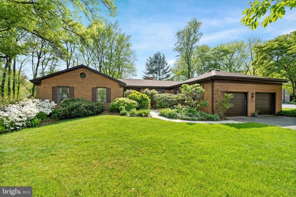 Attached, Backyard, Exterior, Facade, Brick Facade, Ranch