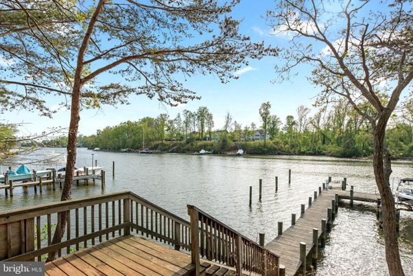 Exterior, Lake
