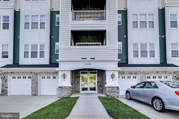 Attached, Exterior, Facade, Rowhouse
