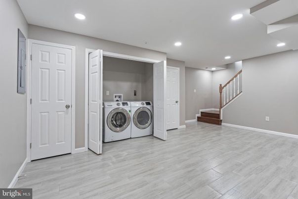Interior, Recessed Lighting, Washer, Wood Texture Flooring