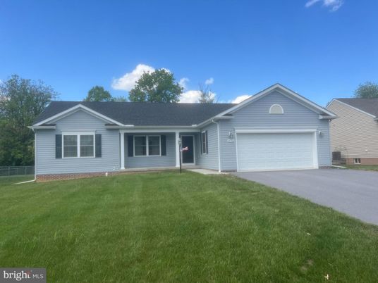 Attached, Exterior, Facade, Ranch
