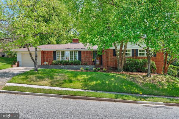 Attached, Exterior, Facade, Brick Facade, Ranch