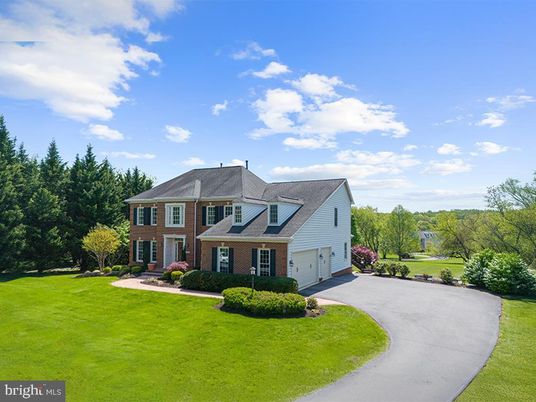 Attached, Backyard, Exterior, Facade, Brick Facade, Georgian