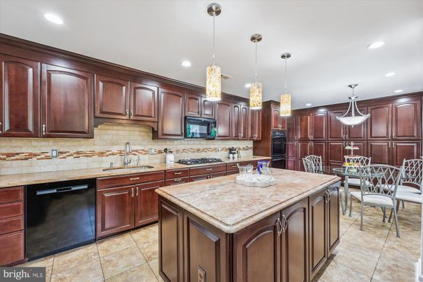 Dining room, Interior, Kitchen, Pendant Lights, Recessed Lighting, Stainless Steel Appliances