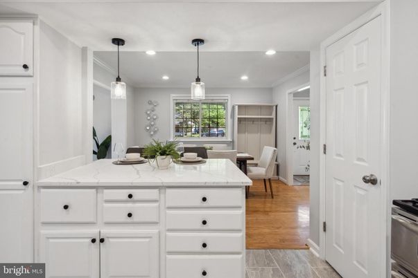 Dining room, Interior, Kitchen, Pendant Lights, Recessed Lighting, Wood Texture Flooring