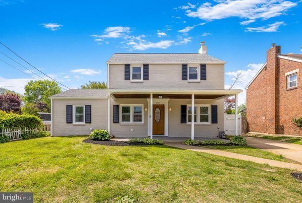 Exterior, Facade, American Foursquare