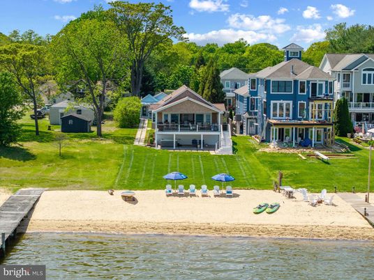 Exterior, Lake