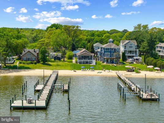Exterior, Lake