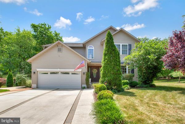 Attached, Exterior, Facade, American Craftsman