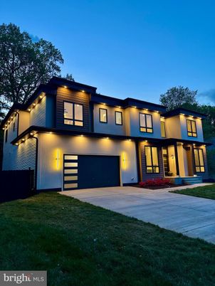 Attached, Backyard, Exterior, Facade, Modern