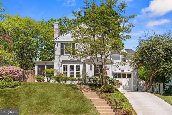 Attached, Exterior, Facade, Queen Anne Victorian