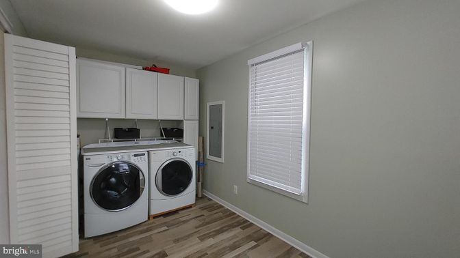 Interior, Utility Closets, Washer, Wood Texture Flooring