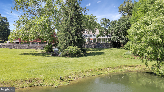 Exterior, Lake