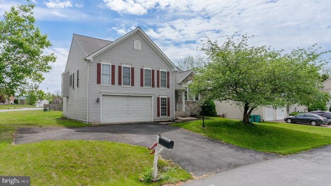 Attached, Exterior, Facade, Farmhouse