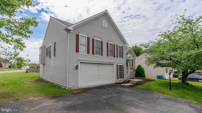 Attached, Exterior, Facade, Farmhouse