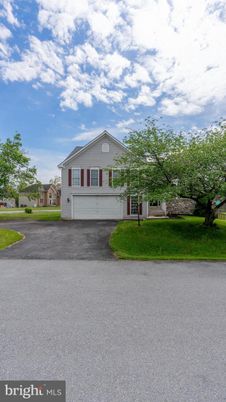 Attached, Exterior, Facade, Ranch