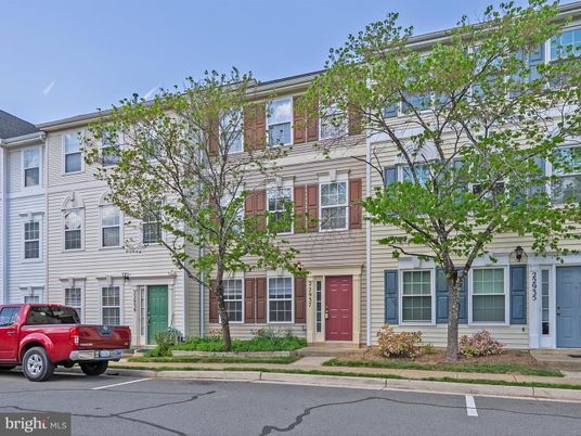 Exterior, Facade, Rowhouse