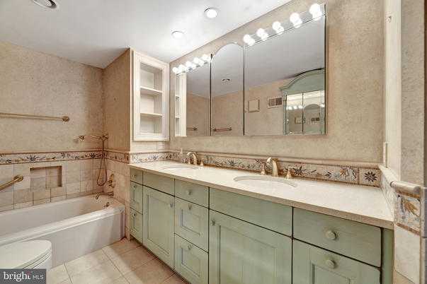 Bathroom, Dual Sink Vanities, Interior, Recessed Lighting