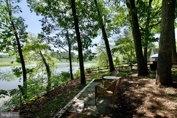 Exterior, Lake
