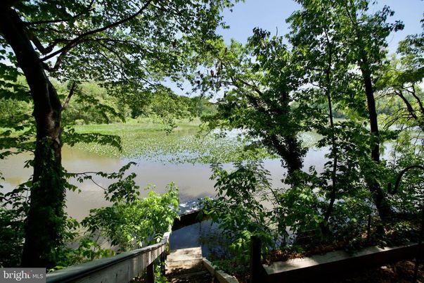 Exterior, Lake