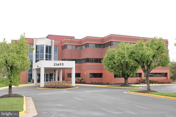 Exterior, Facade, Modern
