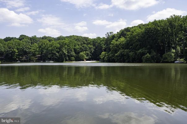 Exterior, Lake