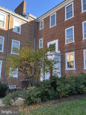 Exterior, Facade, Brick Facade, Rowhouse