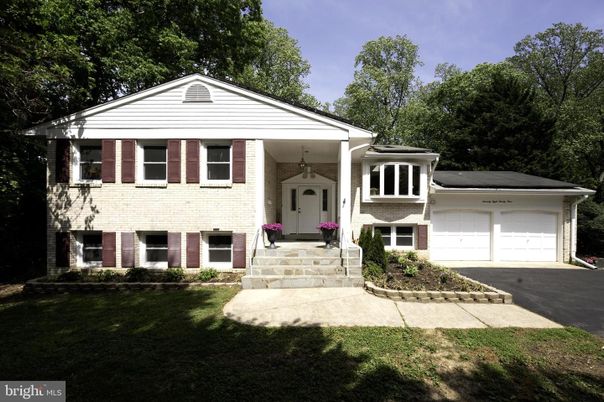 Attached, Exterior, Facade, Brick Facade, Raised Ranch