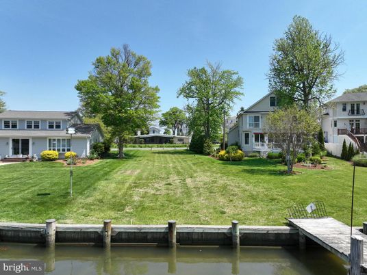 Exterior, Lake