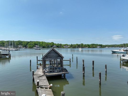 Exterior, Lake