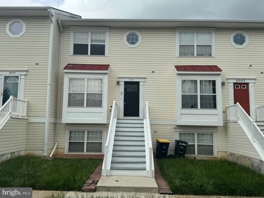 Exterior, Facade, Rowhouse