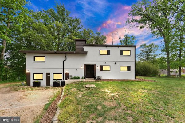 Backyard, Exterior, Facade, Split Level