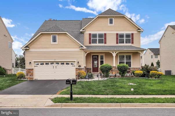 Attached, Exterior, Facade, American Craftsman