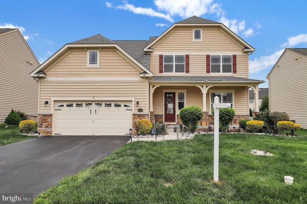 Attached, Exterior, Facade, American Craftsman