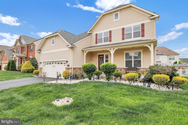 Attached, Exterior, Facade, American Craftsman